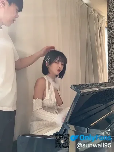 sunwall95 piano girl with big boobs 2